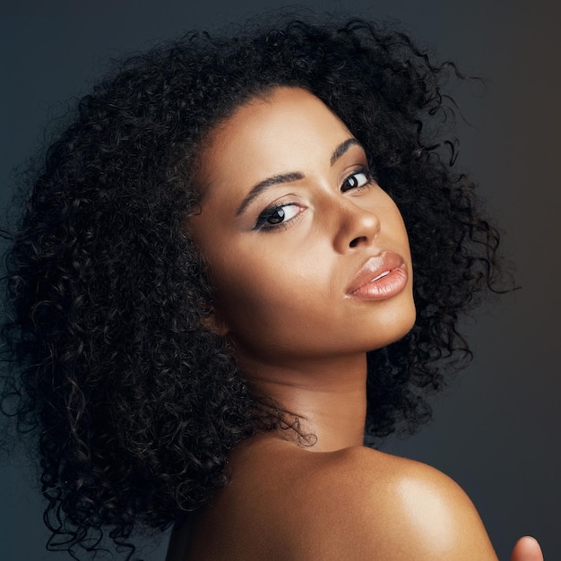 La sua bellezza è un'opera d'arte Foto in studio di una bella giovane donna in posa su uno sfondo scuro