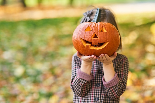 La sua lanterna di zucca è molto spaventosa