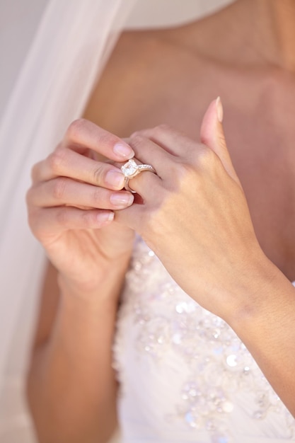 La sua perfetta Bella sposa nel suo abito da sposa che tocca la sua fede nuziale