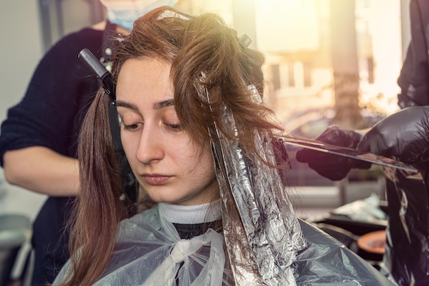 La super modella è arrivata per la colorazione dei capelli di design con la tecnica ombre durante la pandemia