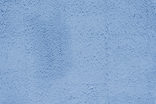 La superficie dai colori vivaci è ricoperta da intonaco blu polvere fumoso