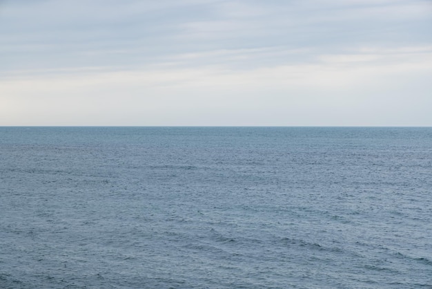 La superficie del mare e il cielo