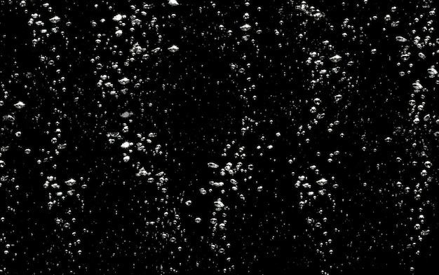 La superficie dell'acqua con ripple e bolle galleggia su sfondo nero