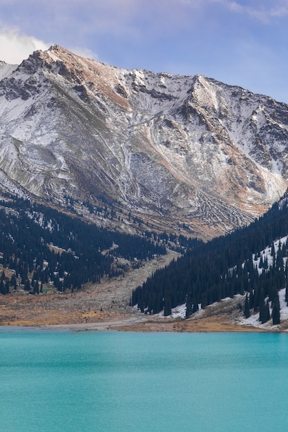 la superficie dell'acqua di un lago di montagna montagne riflesse nell'acqua