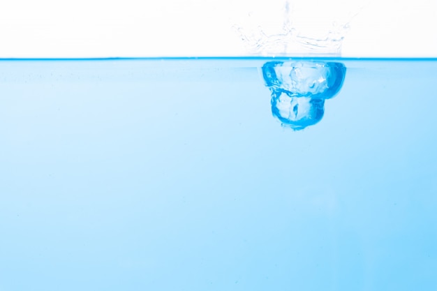 La superficie dell'acqua e bolle d'acqua blu