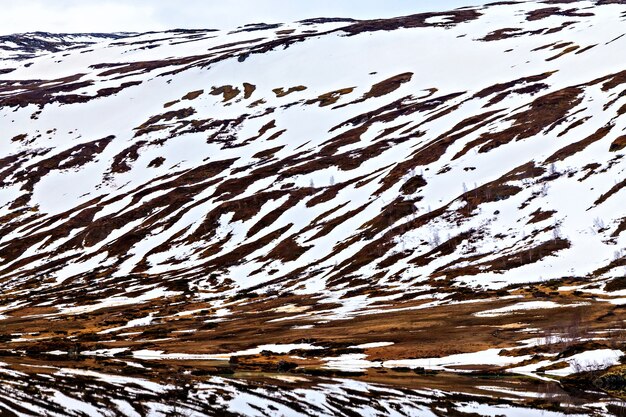 La superficie delle montagne nelle fessure e coperte di neve