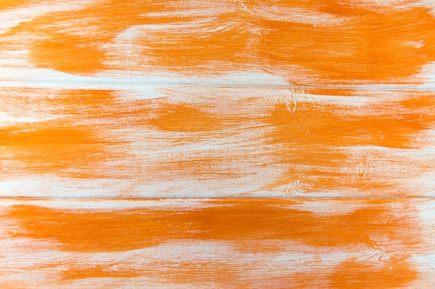 La superficie in legno è ridipinta più volte nei colori bianco e arancio.