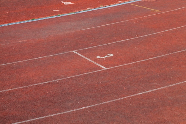 La superficie rossa della vecchia pista da corsa allo stadio