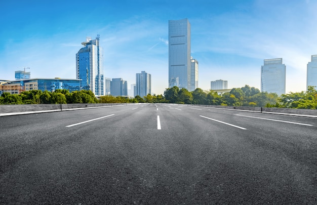 La superstrada e lo skyline della città moderna si trovano a Chongqing, in Cina.