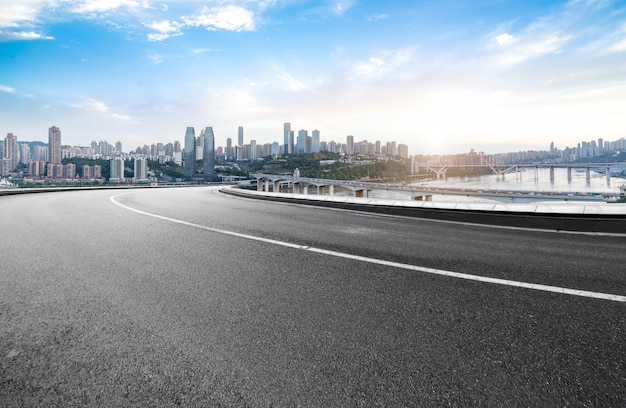 La superstrada e lo skyline della città moderna si trovano a Chongqing, in Cina.