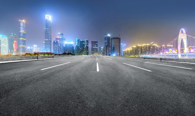 La superstrada e lo skyline della città moderna si trovano a Guangzhou, in Cina.