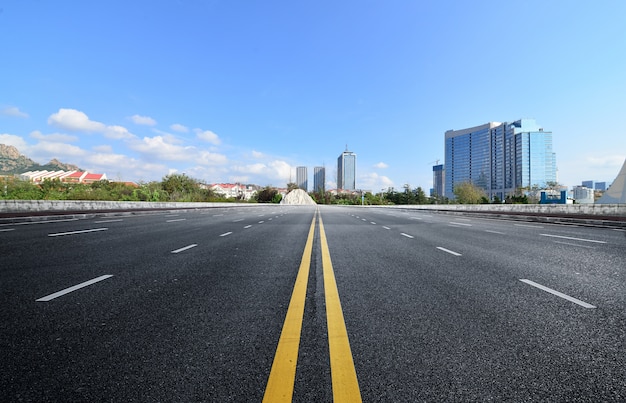 La superstrada e lo skyline della città moderna