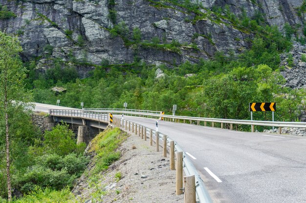 La svolta della strada e il ponte tra le montagne rocciose