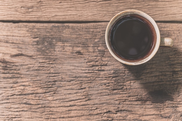 La tazza da caffè è sul tavolo. Il concetto di bere caffè.