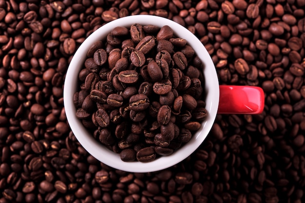 La tazza da caffè rossa ha riempito di vista superiore dei fagioli