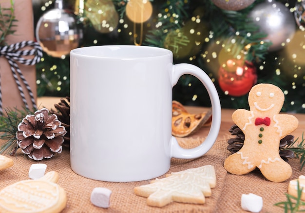 La tazza di caffè e la ceramica ceramiche bianche decorano sul fondo della tavola di woon. mockup per messaggi di testo pubblicitari creativi o contenuti promozionali.