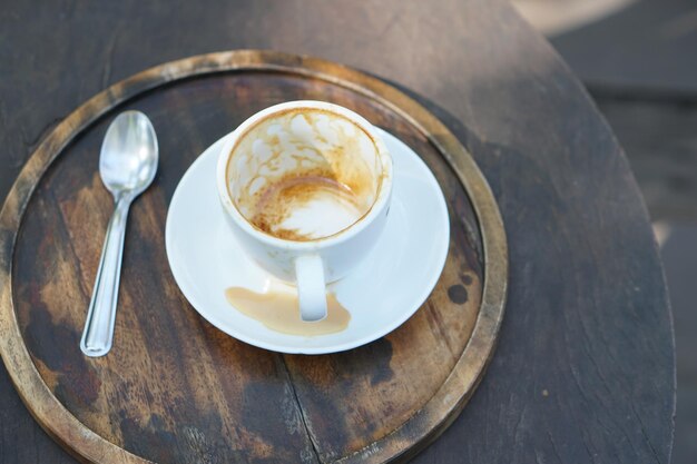 La tazza di caffè finita è stata posta sul tavolo