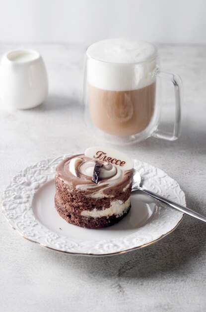 La tazza di caffè sul tavolo.