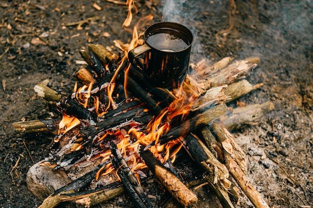 La tazza di metallo si riscalda al falò