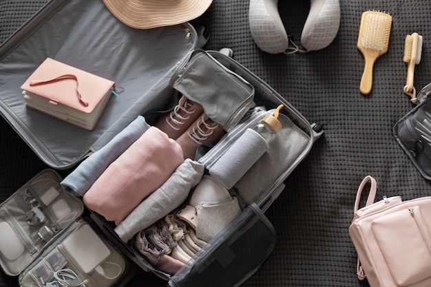 La tecnica della valigia collega l'attrezzatura sul pacchetto del letto o lo stoccaggio con vestiti e accessori