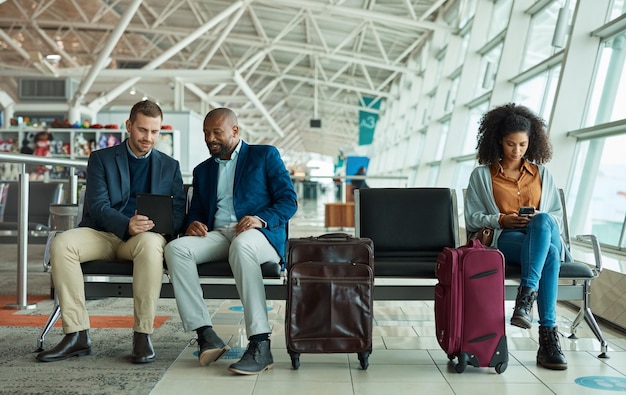 La tecnologia di viaggio in aeroporto o il relax delle persone rivedono il database del mercato azionario degli investimenti e la donna di colore contatta l'utente online Diversità dell'economia o lavoro di squadra del commerciante di criptovalute su NFT bitcoin o forex trading