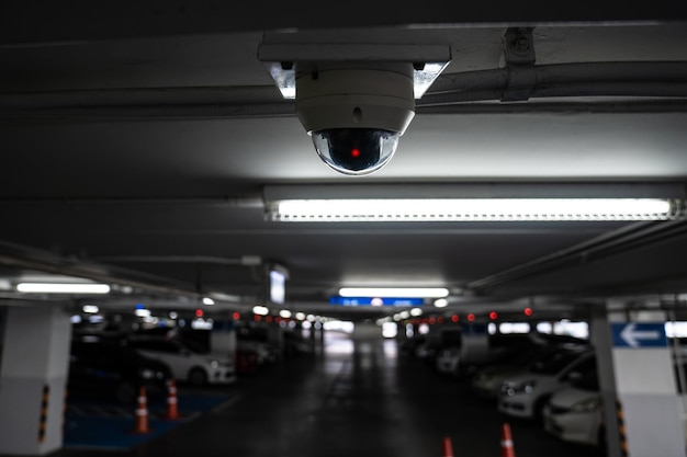 La telecamera CCTV è installata sul soffitto del parcheggio per il monitor