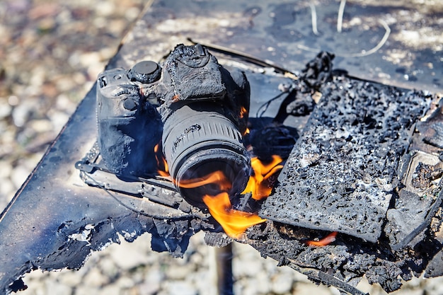 La telecamera si è sciolta e si è bruciata durante un incendio nel campo per turisti escursionisti, causato da un incendio boschivo.