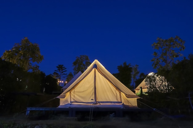 La tenda bianca si accampa in giardino di notte