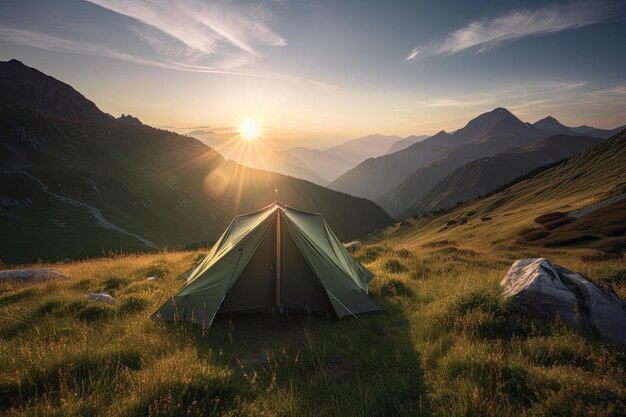 La tenda di Call of Adventure allestita nelle maestose montagne mentre il sole sorge sullo sfondo