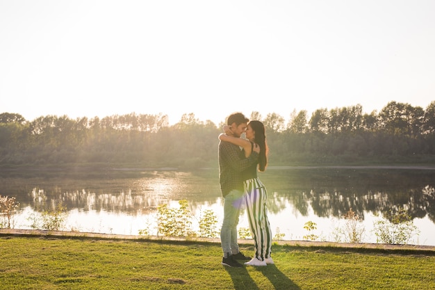 La tenerezza, l'amore e il concetto di natura - bella donna e uomo bello che abbracciano sopra il fondo dell'acqua