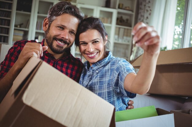 La tenuta sorridente delle coppie digita la loro nuova casa