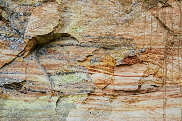 La tessitura degli strati di rocce sabbiose strati di depositi di sabbia orizzonti devoniani struttura del suolo al...