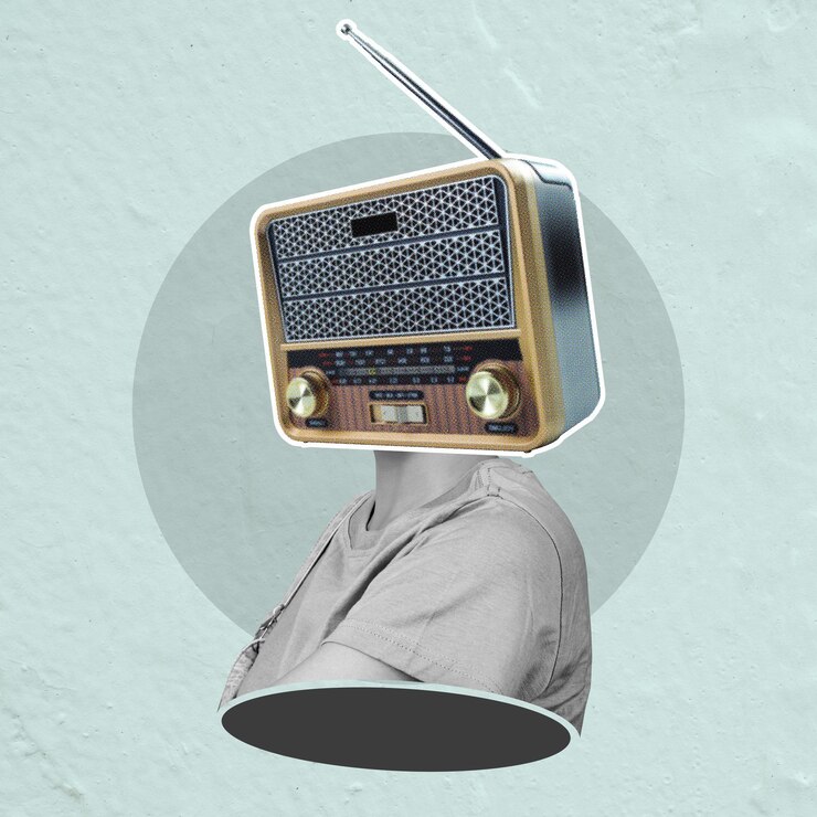 La testa di una persona è su una radio