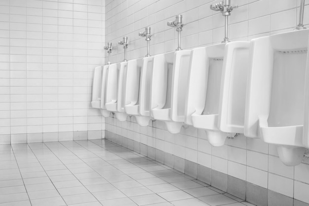 La toilette dell&#39;uomo con toilette vista da orinatoi, interni al vecchio bagno