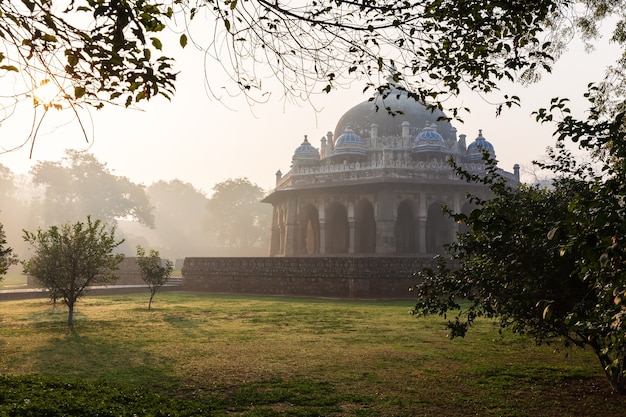 La tomba di Isa Khan nel giardino di Humayun, Nuova Delhi, India.
