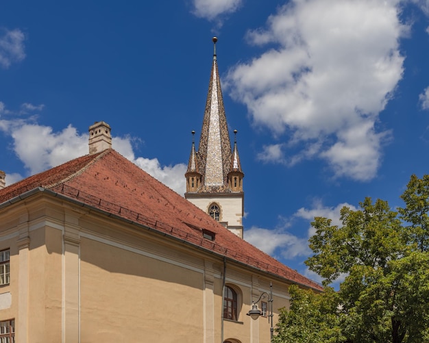 La torre a sette livelli della cattedrale luterana di Sibiu simboleggia il diritto storico della città alla capitale