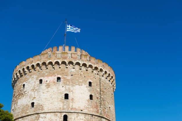 La Torre Bianca di Salonicco con sventola bandiera greca, Grecia. punto di riferimento greco