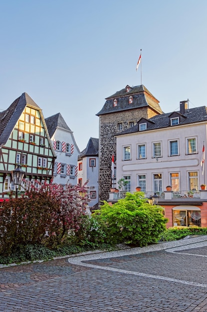 La torre della città e il mercato di strada sulla Marktplatz a Linz am Rhein, Renania-Palatinato in Germania. Piazza nel centro della città.