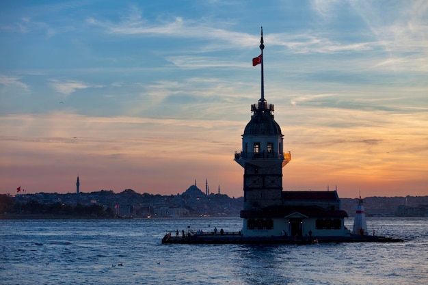 La torre della fanciulla conosciuta anche come la torre di Leander al tramonto ad Istanbul in Turchia