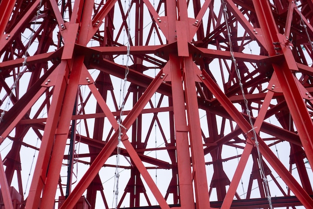 La torre di ferro rossa di una linea elettrica