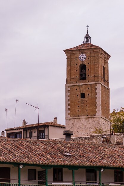 La torre di reloj a chinchon madrid spagna è un mix di tradizione gotica rinascimentale e barocca spagnola...