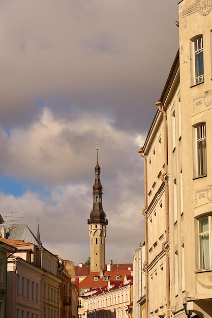 La torre di una cattedrale medievale nella città vecchia di Tallinn in Estonia