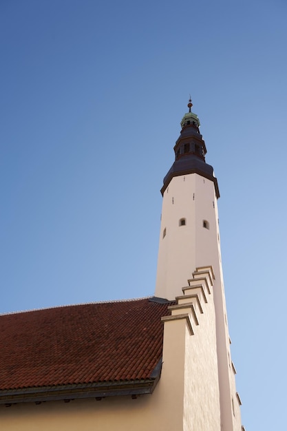 La torre di una cattedrale medievale nella città vecchia di Tallinn in Estonia