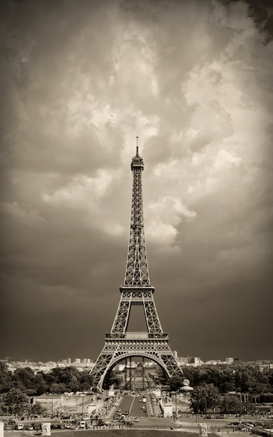 La torre Eiffel a Parigi, Francia, seppia tonica contro il cielo drammatico.