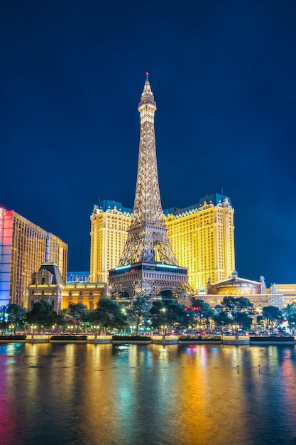 La Torre Eiffel di notte a Parigi Las Vegas