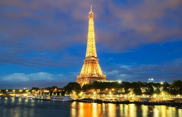 La Torre Eiffel di notte Parigi Francia