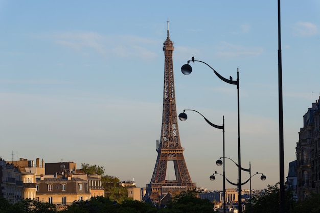 La Torre Eiffel è il luogo di viaggio più popolare e l'icona culturale globale della Francia e del mondo