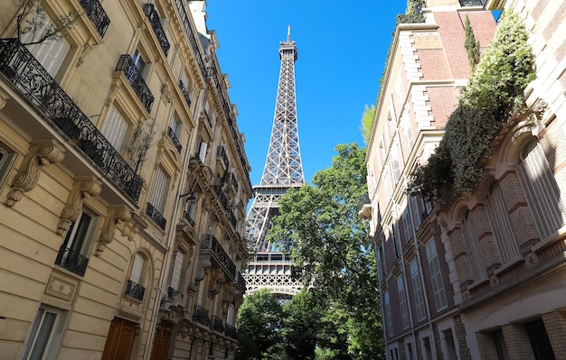 La Torre Eiffel è il luogo di viaggio più popolare e l'icona culturale globale della Francia e del mondo