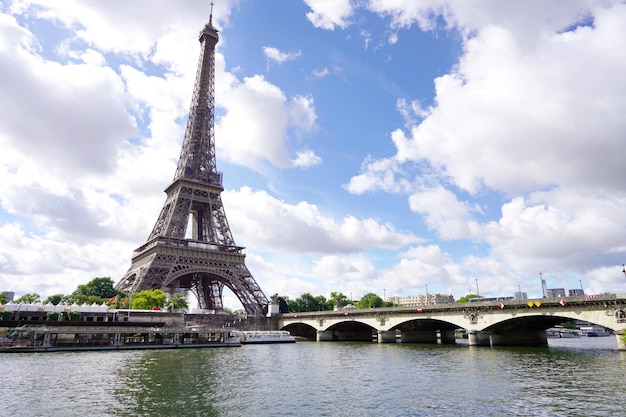 La Torre Eiffel e il ponte Pont d'Iena sulla Senna a Parigi Francia