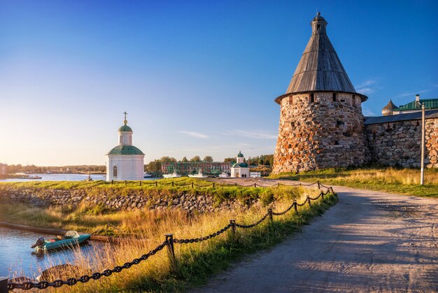 La torre girevole del Monastero di Solovetsky e la Cappella di Pietro e Paolo